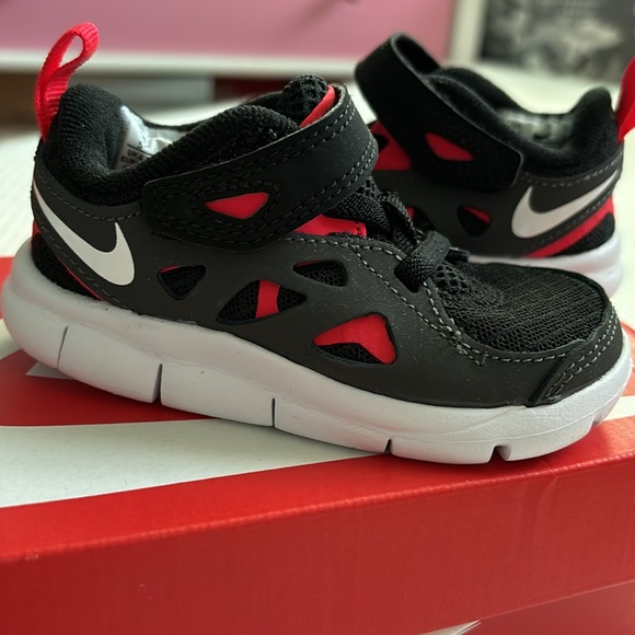 BRAND NEW Nike Free Run Red summer running kid easy on shoe - Picture 2 of 3